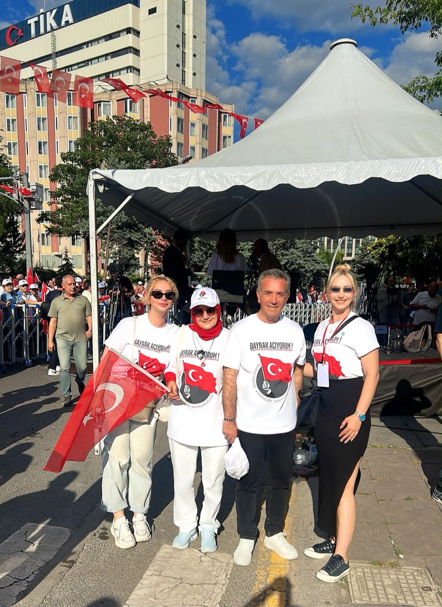 sdeniz13's tweet photo. 15 NİSAN 1978 RUHU YENİDEN DİRİLDİ!
TÜRKİYE TEK YÜREK, TEK BAYRAK OLDU!
MİLLET UYANDI, TANDOĞAN’DA BAYRAK AÇTI!

BAYRAKLAR ARTIK GÖNDERDE! 🇹🇷 https://t.co/2s3V7hmsnP