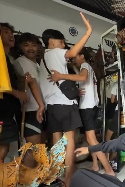 Meirukoo's tweet photo. ITU GUE GAK SALAH LIAT KAAH...DI PEGANG PINGGANGNYA... SEKALI LAGI ITU DIPEGANG PINGGANGNYAAA😭😭😭 https://t.co/nGIs35bKsK