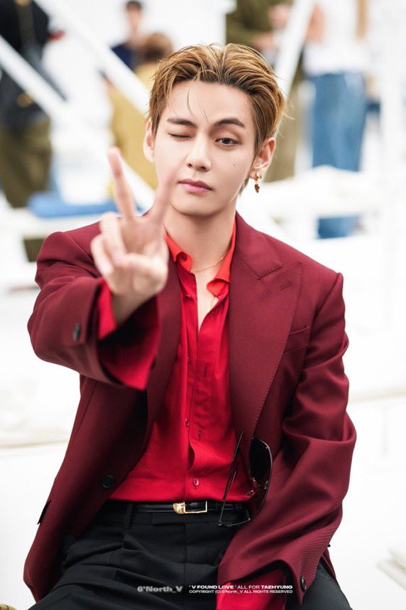 LevoreMagazine's tweet photo. 260628 | Taehyung at the CELINE SS27 show in Paris. ❤️

#BTS #방탄소년단 #방탄 #뷔 #김태형 #태형 #TAEHYUNG #V https://t.co/hLQ5kppZPG