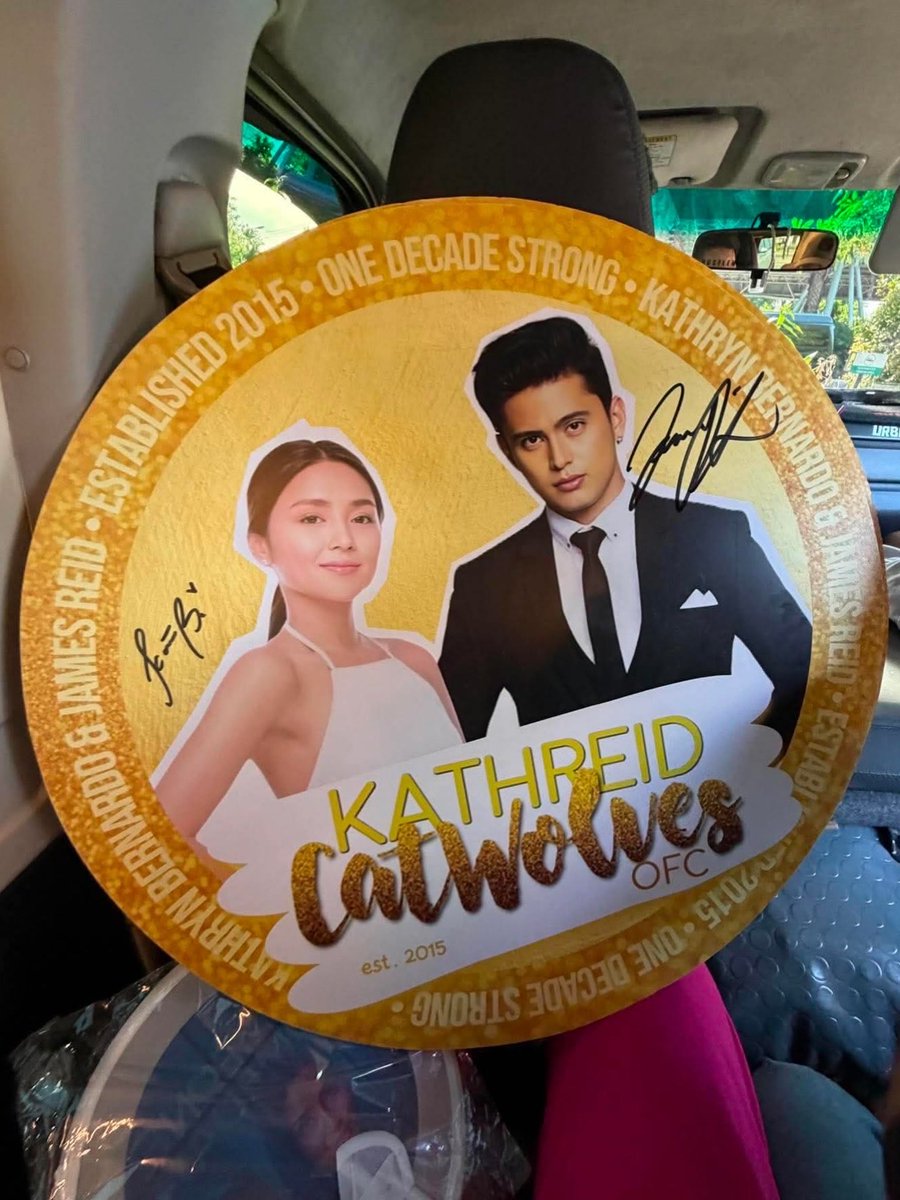 KRCWOfficial's tweet photo. Yehey!!! Signed by both Kath &amp; James na!!! 😭💛😭💛😭 Nakakakilig! Pakipisil ang mga sarili niyo, CatWolves! 

Legitimo narin tayo sa wakas. Napanotaryo na po natin sa abogado, CHAR! 😂

Kathryn Bernardo &amp; James Reid | #KathReid #SomeoneSomeday #KathReidBidaSaPampanga https://t.co/9fR38hoGD4