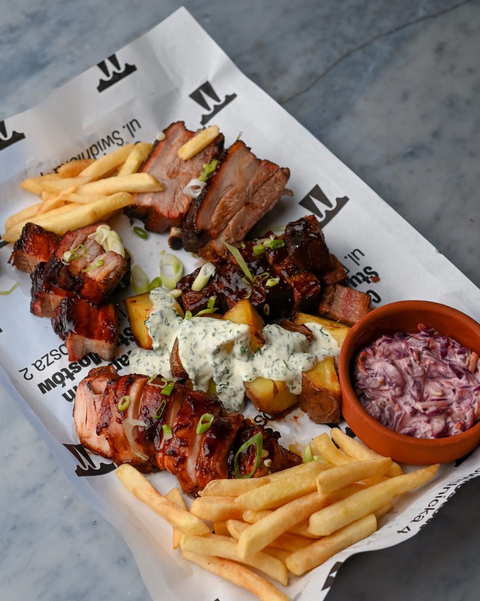 BrowarStuMostow's tweet photo. 🍔🍺 Chcesz zobaczyć, gdzie rodzi się nasze piwo? Zacznij od Taproomu Stu Mostów.

To miejsce w samym sercu browaru, gdzie świeże piwo z tanków spotyka autorskie burgery i prawdziwe amerykańskie BBQ.

Wpadasz na jedno piwo… a zostajesz na kolację. 😉

👉 https://t.co/UrwUudf2Re https://t.co/ukkrNA4xTr