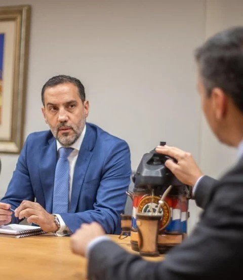 CuartoPoder_Py's tweet photo. 🔴EL NEGOCIO SOBRE LA SALUD EN IPS: ALIMAÑAS, EMPLEADOS FANTASMA Y UN MEGACONTRATO DE LIMPIEZA BAJO LA LUPA DE LA DNCP

◾Imaginen ingresar a la Unidad de Terapia Intensiva de un hospital y, en lugar de un ambiente estéril, encontrar fallas de higiene, descontrol con los insumos y hasta alimañas. Esa es la alarmante radiografía que describe una serie de denuncias contra el Consorcio Hospiclean, formado por Mimbi S.A. y Consermar, encargado de la limpieza del Instituto de Previsión Social (@IPSParaguay ). La gravedad de la situación obligó a la Dirección Nacional de Contrataciones Públicas (@dncp_py ) a ordenar una auditoría profunda e inmediata a este megacontrato de 75.847 millones de guaraníes.

◾El titular de la DNCP, Agustín Encina, dio luz verde a la Dirección de Verificación de Contratos tras recibir un dictamen jurídico fulminante. El objetivo es desarmar lo que parece ser un lucrativo negocio a costa de la salud de los asegurados y los derechos de los trabajadores. La investigación formal se concentrará en cuatro frentes que revelan un modus operandi indignante.
En primer lugar, salta a la luz el misterio de los papeles ausentes. Para cobrar las millonarias sumas a la previsional —actualmente liderada por Isaías Fretes—, la empresa debía presentar obligatoriamente documentos básicos: listas reales de su personal, extractos bancarios que demuestren los pagos y declaraciones juradas de salarios. Sin embargo, se detectó una llamativa desaparición de estos papeles, una maniobra que presuntamente busca ocultar graves irregularidades administrativas.

◾A esto se suma la alarmante sospecha del uso de insumos "low cost". Las denuncias apuntan a que Hospiclean estaría engañando al IPS utilizando productos de limpieza baratos, deficientes o completamente distintos a los que prometieron en la licitación. Se trataría de un negocio redondo para la firma: cobrar por primera calidad y limpiar con segundas marcas, comprometiendo gravemente la desinfección del Hospital Central.

◾Como consecuencia directa de este desabastecimiento de insumos reales y la falta de control, se ha provocado un deterioro higiénico sin precedentes. El dictamen oficial describe un estado de insalubridad generalizada en diversos bloques médicos del nosocomio, alertando incluso sobre la presencia de alimañas en zonas críticas que deberían mantenerse impecables.

◾Pero quizás el punto más peligroso recae sobre la gestión de lo que parecen ser limpiadores "fantasma" y el consecuente peligro biológico. Se presume que el consorcio opera con muchos menos limpiadores de los exigidos por contrato y, para tapar estos "baches", estarían trasladando de forma improvisada a empleados de áreas generales directamente a zonas de alta complejidad, como la Unidad de Terapia Intensiva (UTI), violando abiertamente los protocolos de bioseguridad y poniendo en riesgo la vida de los pacientes.

◾El escándalo no termina en los pasillos del hospital; ya llegó también a los escritorios del Ministerio de Trabajo por sueldos de miseria y doble contabilidad. Hospiclean es acusada de montar una doble fachada laboral: supuestamente declara ante el IPS que paga el salario mínimo legal a sus empleados, pero en la realidad les entrega sueldos muy por debajo de lo permitido por la ley. Al no poder sostener documentalmente este engaño, simplemente decidieron esconder los comprobantes.

◾El caso ya está en manos de los fiscalizadores del Estado. Mientras el consorcio acumula sospechas de explotación laboral y fraude institucional, miles de pacientes del IPS asisten diariamente a un Hospital Central donde la limpieza parece haber quedado confinada únicamente en los papeles.
@contraloriapy @MinPublicoPy
Vía @ABCDigital