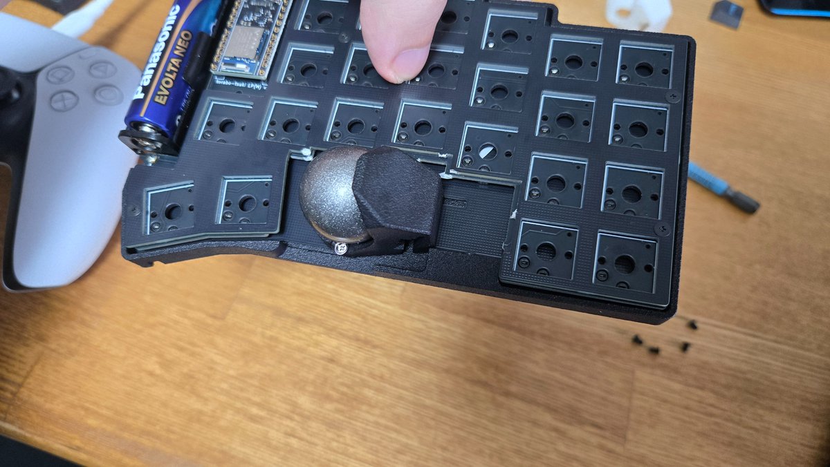 mint_149's tweet photo. torabo-tsuki lpのシンプルケース、トラボケースと干渉する作りになってた リューターとかで無理やり削ってなんとかなったのでヨシ https://t.co/opToO5EvJh