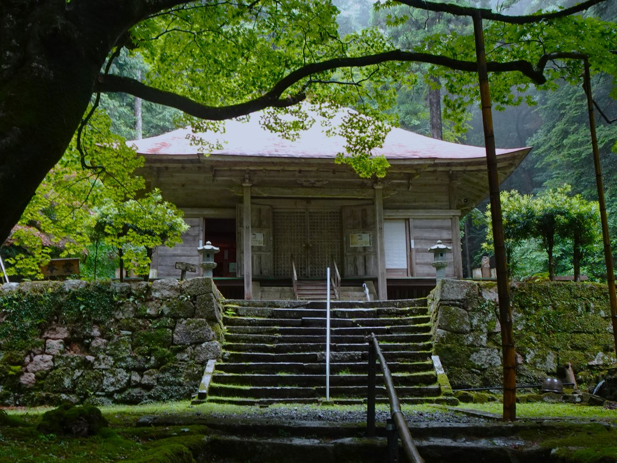 shigakenmin_bot's tweet photo. 「火事で本堂が燃えてしもた.....とりあえず仮で建物作って本格的な再建は後回しにするか....」

～約400年後～

ワイ「え....？これ400年前からずっと仮の本堂なん？」 https://t.co/TLw1M6v0Ob