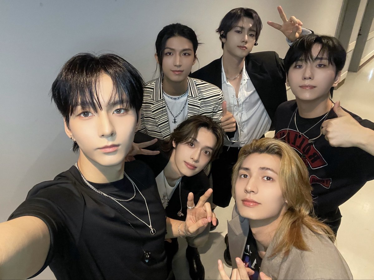 XH_official's tweet photo. Xdinary Heroes (엑스디너리 히어로즈) Summer Special <The Xcape>

🔥 DAY 2

함께 만들어준 뜨거운 순간들,
오래오래 간직할게 🫶

끝까지 함께해 준 빌런즈, 정말 고마워! 🤘💙✨

#XdinaryHeroes #엑스디너리히어로즈
#Summer_Special_Concert
#The_Xcape
#WE_ARE_ALL_HEROES https://t.co/WfTr2PPM7e