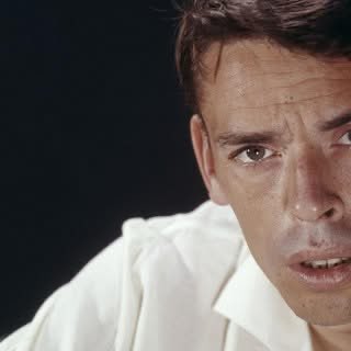 Paroles_auteurs's tweet photo. "Les Vieux", magnifique chanson de Brel ❤️

"Les vieux ne parlent plus
Ou alors seulement parfois du bout des yeux
Même riches ils sont pauvres
Ils n'ont plus d'illusions et n'ont qu'un cœur pour deux
Chez eux ça sent le thym, le propre
La lavande et le verbe d'antan
Que l'on vive à Paris, on vit tous en province
Quand on vit trop longtemps
Est-ce d'avoir trop ri que leur voix se lézarde
Quand ils parlent d'hier
Et d'avoir trop pleuré que des larmes encore
Leur perlent aux paupières
Et s'ils tremblent un peu
Est-ce de voir vieillir la pendule d'argent
Qui ronronne au salon
Qui dit oui qui dit non, qui dit "je vous attends"

Les vieux ne rêvent plus
Leurs livres s'ensommeillent, leurs pianos sont fermés
Le petit chat est mort
Le muscat du dimanche ne les fait plus chanter
Les vieux ne bougent plus
Leurs gestes ont trop de rides leur monde est trop petit
Du lit à la fenêtre, puis du lit au fauteuil
Et puis du lit au lit
Et s'ils sortent encore
Bras dessus bras dessous tout habillés de raide
C'est pour suivre au soleil
L'enterrement d'un plus vieux, l'enterrement d'une plus
laide
Et le temps d'un sanglot
Oublier toute une heure la pendule d'argent
Qui ronronne au salon
Qui dit oui qui dit non, et puis qui les attend

Les vieux ne meurent pas
Ils s'endorment un jour et dorment trop longtemps
Ils se tiennent la main
Ils ont peur de se perdre et se perdent pourtant
Et l'autre reste là
Le meilleur ou le pire, le doux ou le sévère
Cela n'importe pas
Celui des deux qui reste se retrouve en enfer
Vous le verrez peut-être
Vous la verrez parfois en pluie et en chagrin
Traverser le présent
En s'excusant déjà de n'être pas plus loin
Et fuir devant vous une dernière fois la pendule d'argent
Qui ronronne au salon
Qui dit oui qui dit non, qui leur dit "je t'attends"
Qui ronronne au salon
Qui dit oui qui dit non et puis qui nous attend."
Jacques Brel