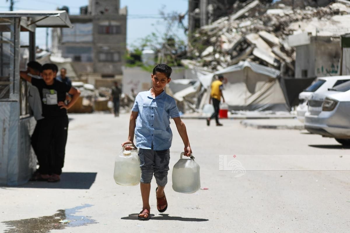 panshed's tweet photo. #paneng
Children all over the world play and have fun—except for the children of Gaza, who are busy filling up water containers. https://t.co/R9uWsCkVkd