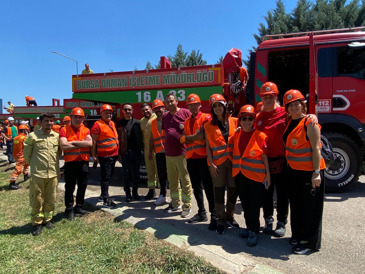 BursaAkub16's tweet photo. “Orman Yangını Müdahale Gönüllüsü” uygulama eğitimlerini tamamlayan 2. Grup ekip üyelerimiz belgelerini almaya hak kazandı. @tcmeb @Yusuf__Tekin @bilalmacit @meb_adsp @MetinTayarer @bursailmem16 @GurhanCokgezer @yunusbulut1216 https://t.co/5bD3tOZ45W