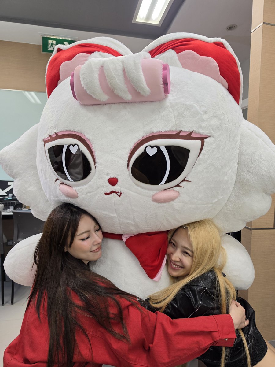 2_jjj_2's tweet photo. our jjj fam :🦊🦊🦊)

JJJ FAM LANEIGE TINT UP
#LaneigexJanJingjing https://t.co/VPUcdDWd8g