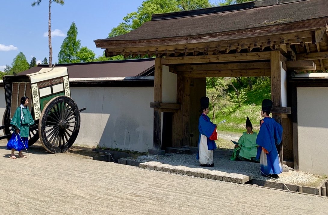 jyoukouin's tweet photo. 『年中行事絵巻』のあちこちに描かれているのですが、貴族の家の門を守る人たちは、現代のガードマンさんよりも少しくつろぎつつ業務をしている様子もみえます。
そういうところに、なんかとても平安時代のリアルな空気を感じて再現してみたかったのでございます。『あたらしい平安文化の教科書』掲載 https://t.co/4BF3ZZpDe6