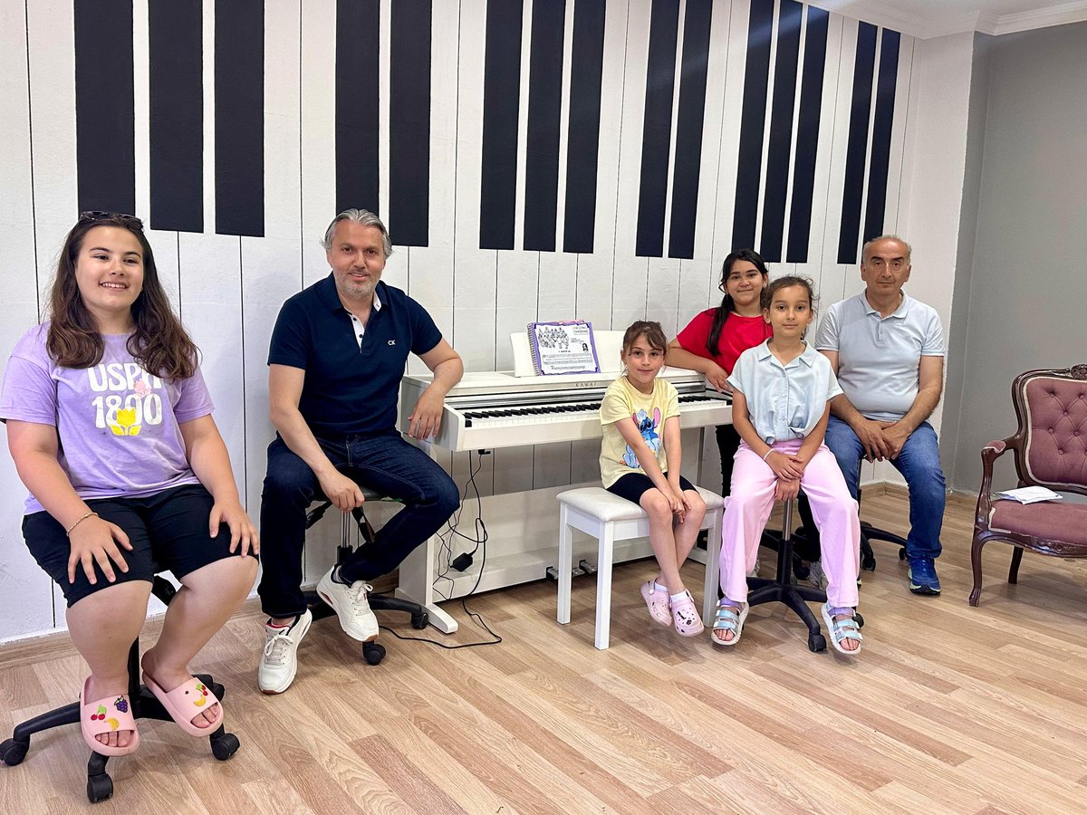 CatalpinarMem's tweet photo. MÜZİK EVİMİZDE YAZ KURSLARI DEVAM EDİYOR 

2025-2026 eğitim öğretim yılında hayata geçirdiğimiz Müzik Evimiz, kısa sürede öğrencilerimizin yeteneklerini keşfettiği, sanatla buluştuğu ve kendilerini ifade ettiği özel bir eğitim ortamına dönüştü.

Piyano, gitar, bağlama, keman, çello ve şan başta olmak üzere birçok farklı alanda yürütülen eğitimler, yaz döneminde de aynı heyecan ve kararlılıkla devam ediyor. Minik parmaklardan yükselen her melodi; emek, disiplin ve sanat sevgisinin en güzel yansıması oluyor.

Milli Eğitim Müdürümüz Sayın Hasan ACU ve Şube Müdürümüz Sayın Muhammet ANCAZA, hafta sonu devam eden yaz kurslarını ziyaret ederek öğrencilerimizle bir araya geldi. 
Dersleri yerinde inceleyen yöneticilerimiz, öğrencilerimizin birbirinden güzel performanslarını dinleyerek çalışmalar hakkında öğretmenlerimizden bilgi aldı.

Sanatın çocuklarımızın hayatına kattığı özgüven, estetik bakış ve üretme heyecanını görmek bizleri ayrıca mutlu etti. 
Emeği geçen öğretmenlerimize teşekkür ediyor, müziğin evlatlarımızın hayatında her zaman güçlü bir yer edinmesini temenni ediyoruz.

#EğitimdeMarkaŞehirÇatalpınar