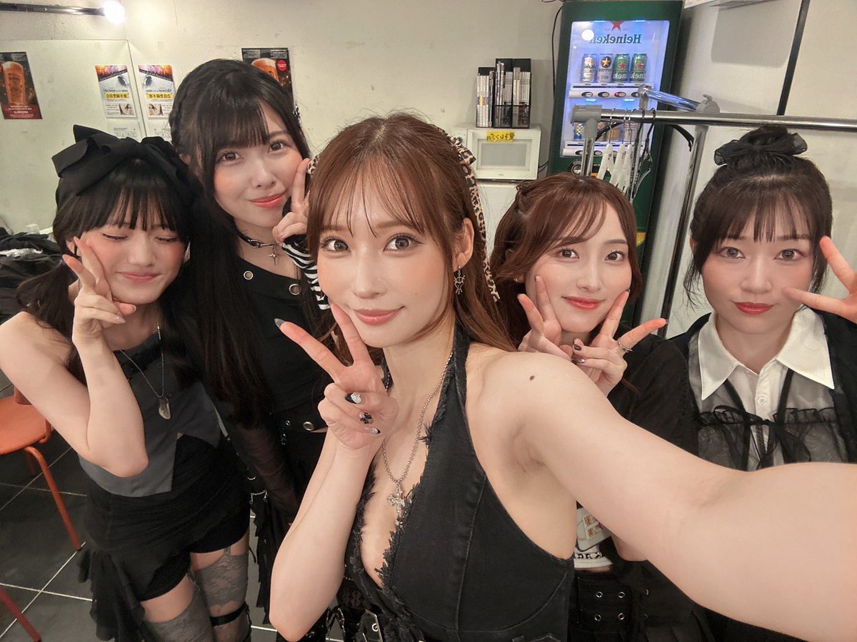 ___Rioky001114's tweet photo. 新体制ツアー東京🗼赤羽ReNY
ありがとうございました！！

ステージに立った瞬間、会場いっぱいのお客さんを見て嬉しくてちょっと泣きそうでした🥲（耐えたけど！笑）
この瞬間のために頑張ってるんだって改めて感じた！ライブって楽しいね❤️‍🔥

そして新曲「OFFBEAT」初披露！
疾走感あって歌詞も超良くて…また大好きな曲が増えました😌🎸
早く沢山の人に届けたいです���✊🏻

次は7/19(日)愛媛FINAL！
and moreもありますが🫢ひとまず一緒に駆け抜けようね〜！！🏃‍♂️