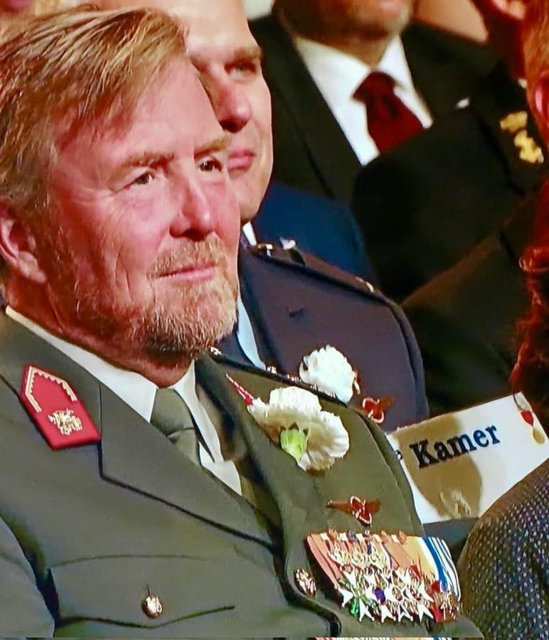 EelcoHoecke's tweet photo. Gokje... 1 medaille voor elke tien jaar zonder belasting betalen? #veteranendag #WimLex https://t.co/al0ZILkEji