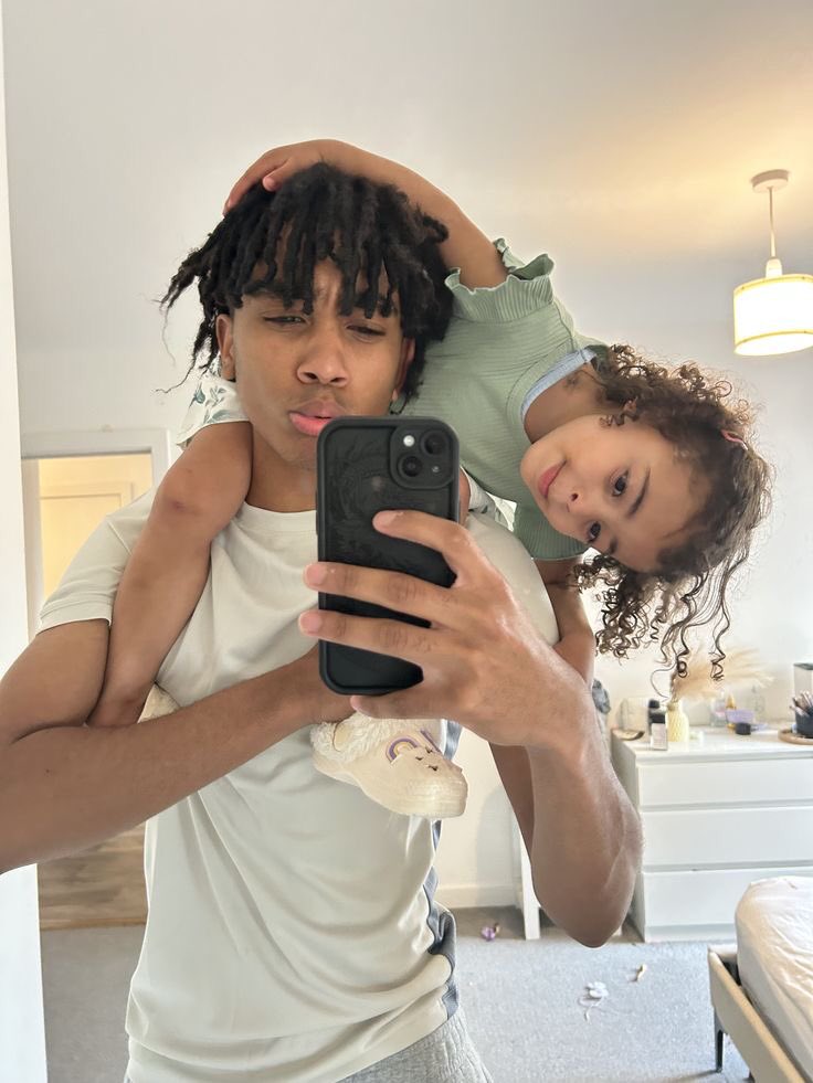 whotfisdraeco's tweet photo. Dad &amp; Daughter combo❤️🥹 https://t.co/DWmD804dRR
