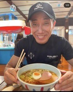 MuukoTsuyoshi's tweet photo. 剛さんと一緒にラーメンを食べた
意外と緊張しなかった

自由ヶ丘で会った時は
声すら出なかったのに

不思議だなーと思いながら
ラーメンをすする

帰り間際にサインしてもらってる所を写真撮ってもらった

朝イチ、写真フォルダーを確認すると無い…←リアルに確認した

夢だった…
友達のけんちゃんの分も書いてもらったのに……

全部夢だった

朝、仕事支度しながら
相方に話す

夢で可哀想に🤣

やってさ
 #平和かよ