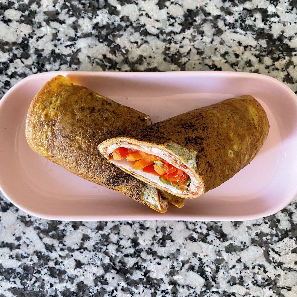 arinhei's tweet photo. yumurtayi duzelttim ve bu dev kasemde salata yemeyi ozlemisim https://t.co/LhX8GZcZsa