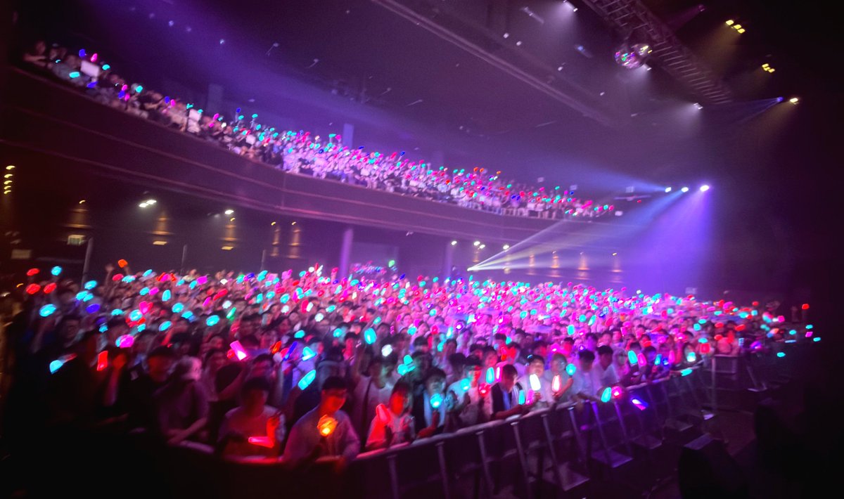LaRa_km10's tweet photo. ꉂ📢ソウル公演 #HIMEHINAWorldTourSeoul 終演です✨
ご来場頂いた方々ありがとうございました！
歌声も声援も大ボリュームで、韓国の皆さんの勢いに胸が熱くなりました☺️
(添付は影ナレ時の記念写真📷)

本日の日替わり曲は🎯
モニタリング
劣等上等
ヒトガタRock
でした⚡

次は7/24サンノゼです✈️🌎 https://t.co/JtldZT41Lj