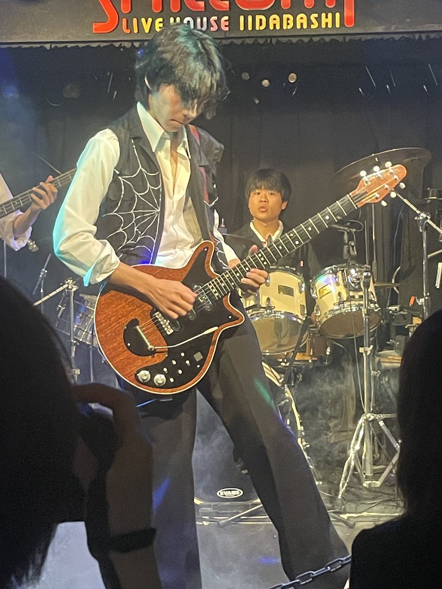 Misaki_ands's tweet photo. QUEENZさんのライブにお邪魔してきました😊
Z世代Queenコピバンということで、なんとメンバーのうち二人は学生さんなんだとか😳
ギターの方が持っているこのレスペは、ご自身で作られた自作レスぺです！
愛がすごい🥰
Queenファンの未来は安泰ですね https://t.co/YngpiKuqjd