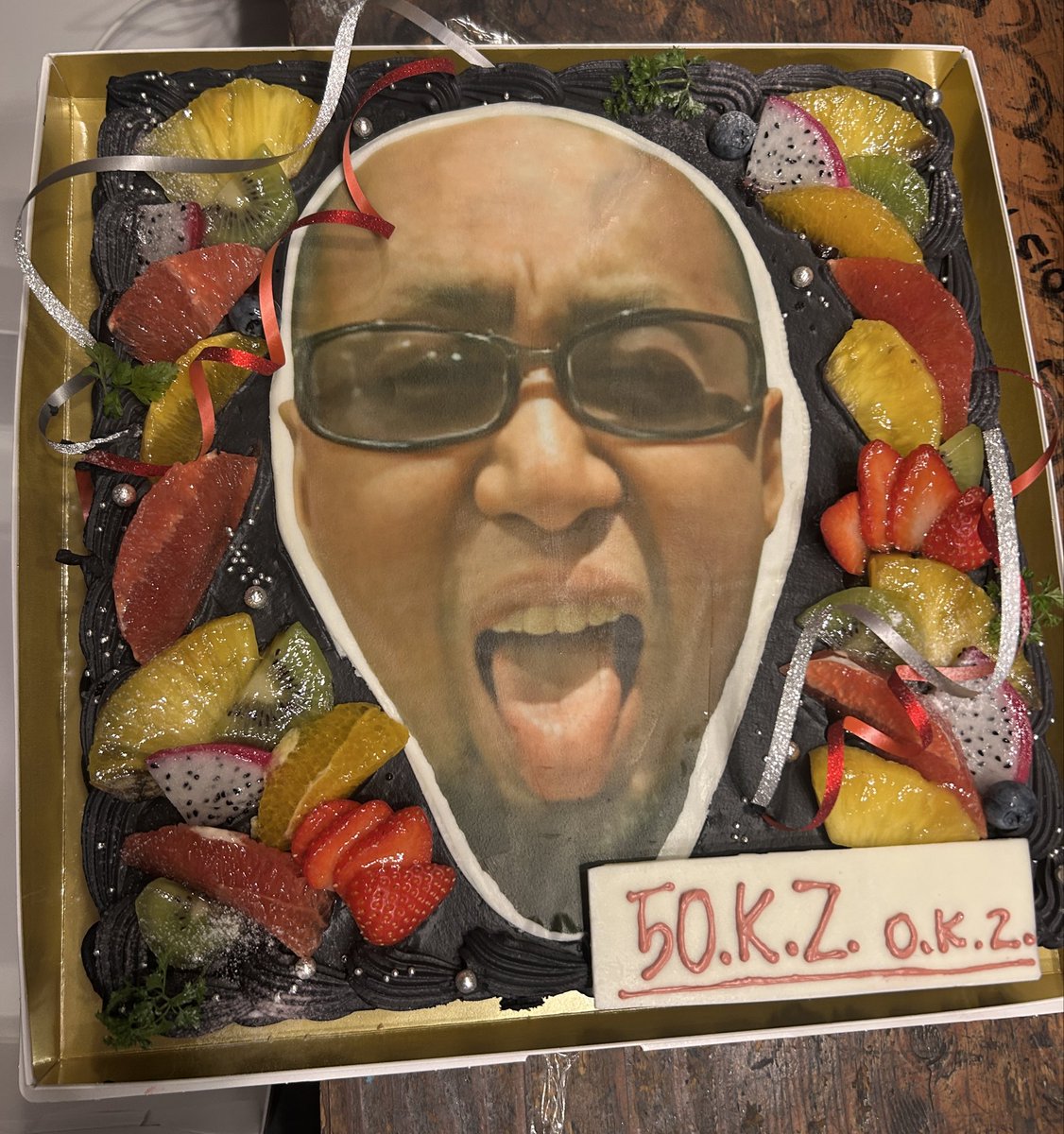 mipolorin's tweet photo. 昨日はMalignant Co.リーダーO.K.Z50歳の生誕祭でしたー！！おかちゃんおめでとう🎊
超楽しかった✨✨ほとんど同窓会😁
顔ケーキはお店のお姉さんも思わず受け渡しの時笑ってましたww
お面作りが思いの外盛り上がってまた60歳の時もやりそうですw
皆さまお疲れ様でした😍 https://t.co/xdm8eS6fgJ