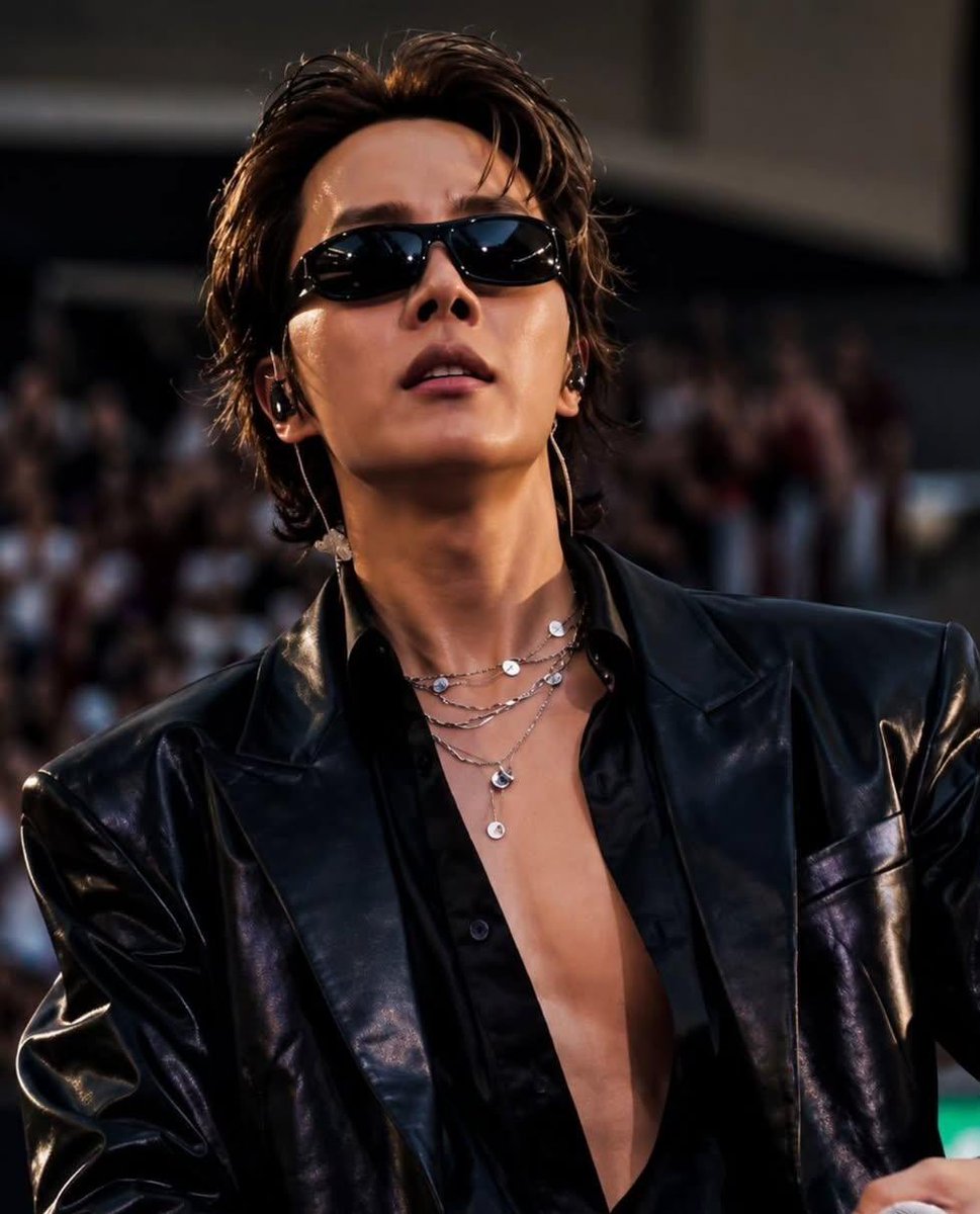 SopeforSoul's tweet photo. these two pics were back to back on the tl and i gasped out loud https://t.co/hk0XlDnaNP