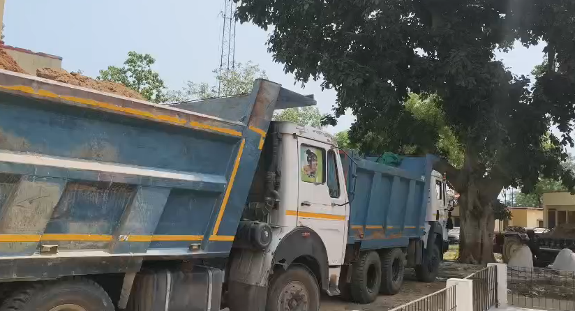 bstvlive's tweet photo. हापुड़ : खनन विभाग की बड़ी कार्रवाई
➡️अवैध मिट्टी खनन पर एक्शन
➡️डंपर,JCB,दो ट्रैक्टर ट्रॉली सीज
➡️अवैध खनन माफिया हुए फरार
➡️किसान के खेत में कर रहे थे खनन
➡️लंबे समय से हो रहा था अवैध खनन
➡️बाबूगढ़ में चल रहा था अवैध खनन
#Hapur #IllegalMining #MiningRaid #UPNews @DmHapur @hapurpolice