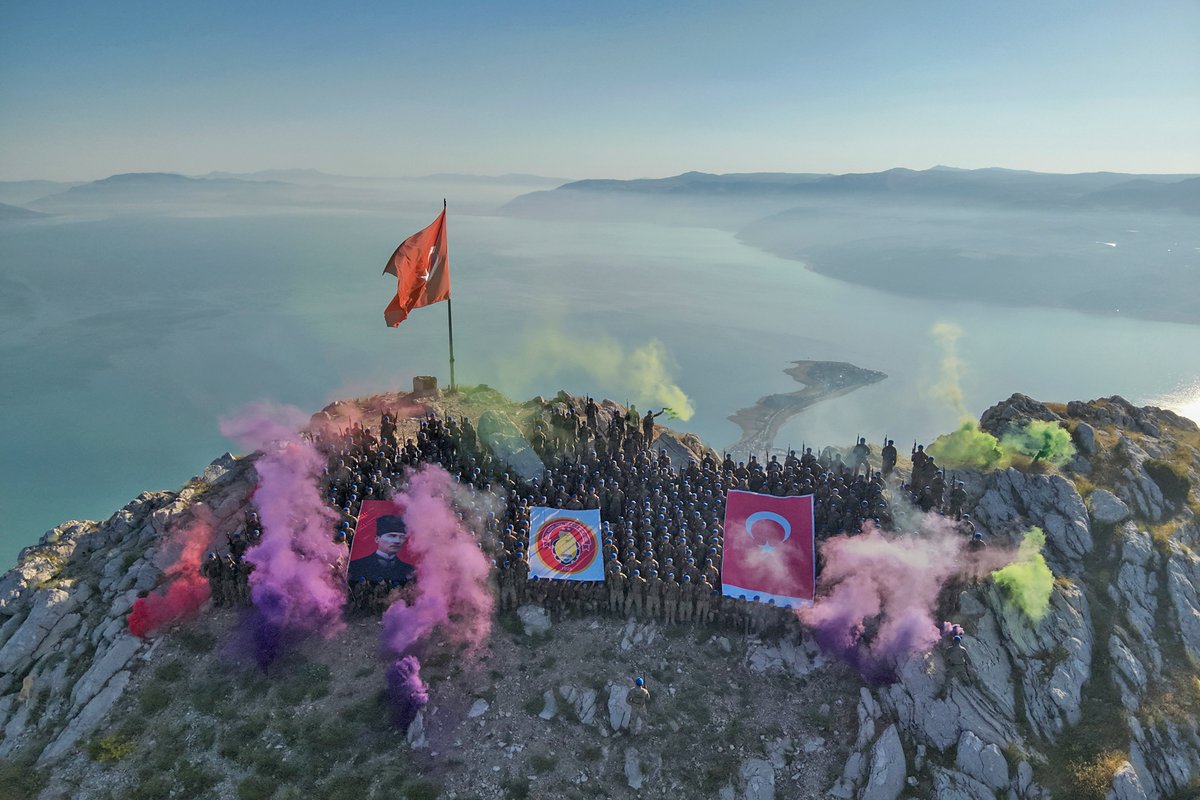 tcsavunma's tweet photo. 📌 Isparta

Dağ, Komando Okulu ve Eğitim Merkezi Komutanlığınca icra edilen 11'inci Dönem Subay Temel Askerlik ve Subaylık Anlayışı Kazandırma Komando Temel Eğitimi Dönem Sonu Tatbikatından kareler...

#MillîSavunmaBakanlığı https://t.co/ZC9VHQ0DYy