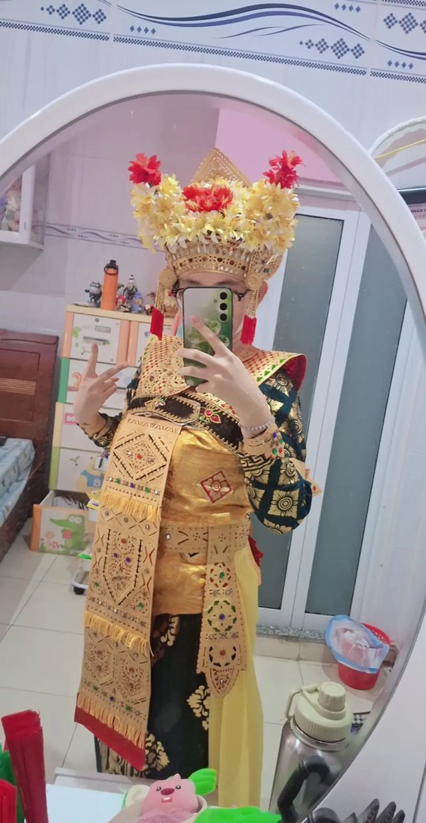 nhi_8a3's tweet photo. Times I’ve ✨️selfie✨️ with my #Legong costume (except for the 4th image, which is #Condong, not Legong)
#Bali #Indonesia #TariBali #Traditionalcostume #Cultural https://t.co/Gb2FVG0pHw