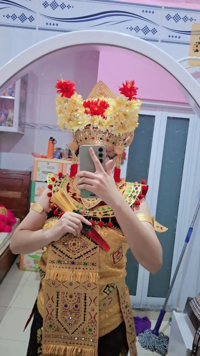 nhi_8a3's tweet photo. Times I’ve ✨️selfie✨️ with my #Legong costume (except for the 4th image, which is #Condong, not Legong)
#Bali #Indonesia #TariBali #Traditionalcostume #Cultural https://t.co/Gb2FVG0pHw