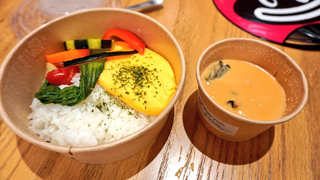 HawkAile's tweet photo. 今日のメニューは
前菜(おせち風)
浜松餃子コロッケ
牡蠣と海老のオムシチュー
うなぎいも餡入りくず餅

すんごいボリュームでお腹いっぱいです。

#うなも
#うなもレストラン https://t.co/LYEOA8Bu1o