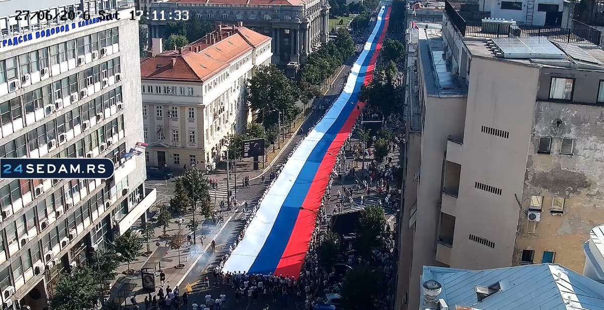 KorektnoUvek's tweet photo. Nije ih bilo dovoljno ni za zastavu.
Debakl @predsednikrs @avucic @sns_srbija @SerbianPM @milos_vucevic https://t.co/Cop5G4R6hs