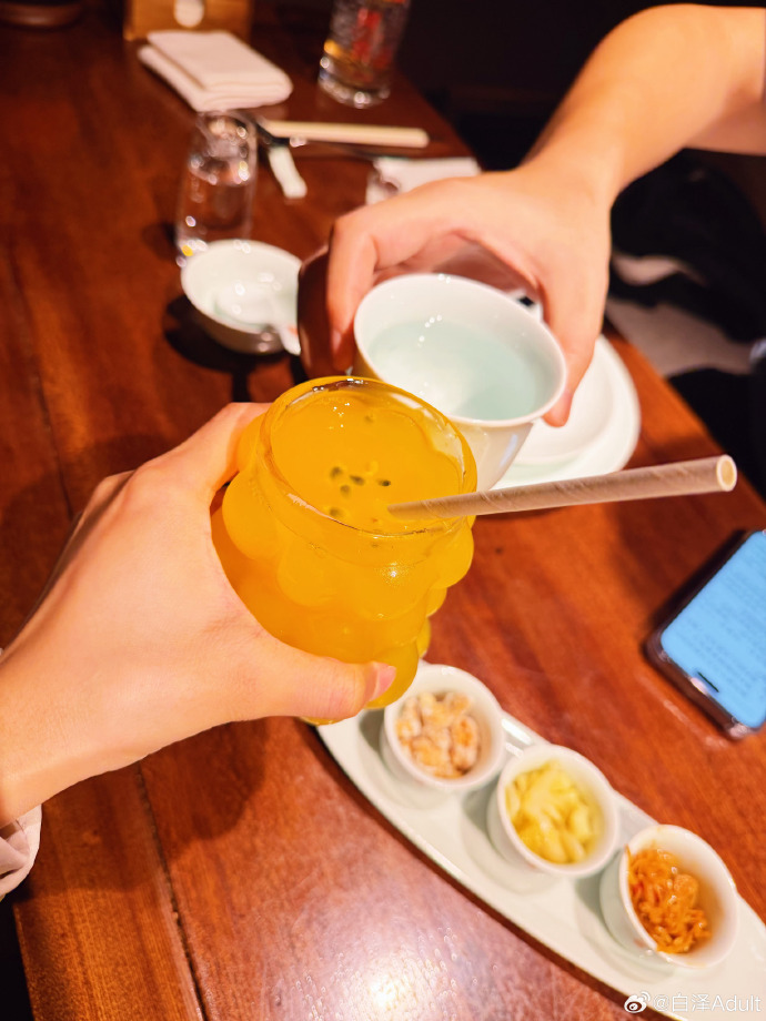 orangewns's tweet photo. My neighbor brought me a bowl of hot homemade lemon tea this cold evening—small acts make our neighborhood feel like home! https://t.co/KwtyFvOoH5