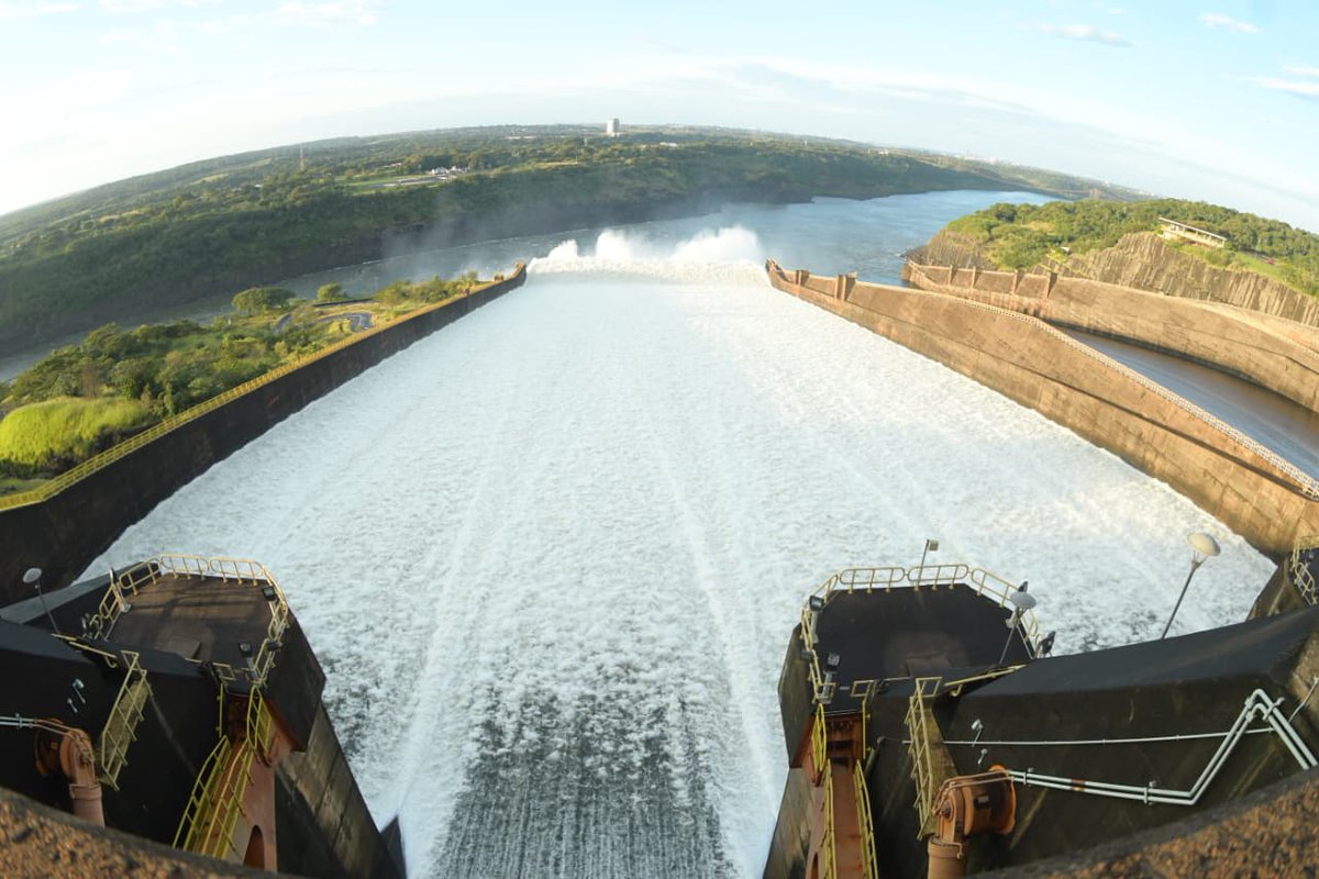 itaipuparaguay's tweet photo. 🌊 El vertedero de ITAIPU abrió sus compuertas este domingo, 28 de junio, debido a las lluvias registradas aguas arriba que provocaron la elevación del nivel del embalse hasta la cota 220,30 metros, valor cercano al máximo operativo de 220,40 metros.

🌊 Se abrieron únicamente las compuertas de la  canaleta izquierda del vertedero, con un caudal aproximado de 1.450 m³/s. Las  mismas permanecerán abiertas para mantener la seguridad operativa de la usina hasta que las condiciones sistémicas permitan que el control del nivel del embalse pueda realizarse mediante el aumento de la generación de la hidroeléctrica.

Fotos: Andrés Zárate