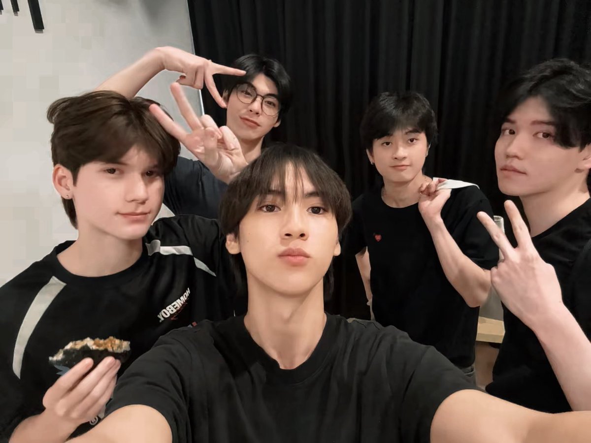 mewmoryy's tweet photo. คือวันนี้เวฟไปไหนบ้างวาร์ปไปหาครบทุกคนแล้ว 

(#waavetnp @waavetnp) https://t.co/FcT3aqIVrf