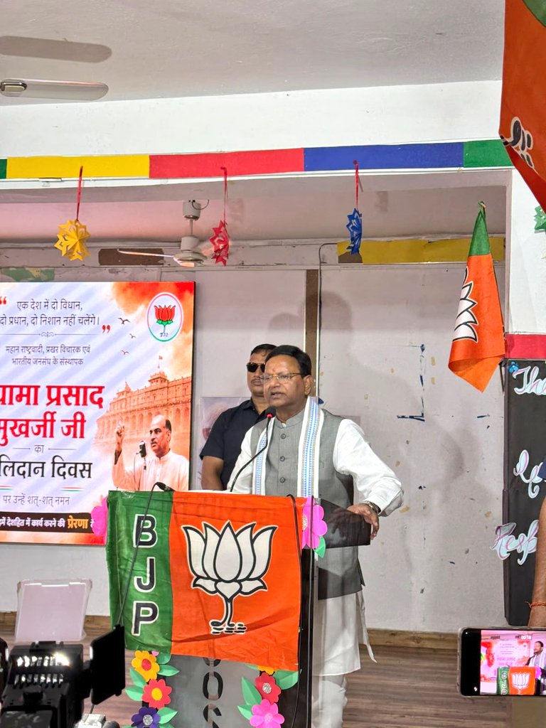 sanjayraiupbjp's tweet photo. आज जनपद लखनऊ की पश्चिम विधानसभा, मंडल-3 स्थित सेंट जोसफ स्कूल में राष्ट्र निर्माण की प्रेरणा, जनभागीदारी की शक्ति और देश के कोने-कोने से उभरती प्रेरक गाथाओं को जन-जन तक पहुंचाने वाले लोकप्रिय कार्यक्रम 'मन की बात' को आदरणीय प्रदेश अध्यक्ष पंकज चौधरी जी एवं महानगर अध्यक्ष श्री आनंद द्विवेदी जी के साथ सुनने का अवसर प्राप्त हुआ।

यशस्वी प्रधानमंत्री जी के विचार सदैव समाज को सकारात्मक परिवर्तन, कर्तव्यबोध और राष्ट्रसेवा के लिए प्रेरित करते हैं। ‘मन की बात’ केवल एक कार्यक्रम नहीं, बल्कि विकसित भारत के संकल्प को जन-आंदोलन का स्वरूप देने का सशक्त माध्यम है। 🇮🇳🙏🏻
#MannKiBaat135 #MannKiBaat #मन_की_बात