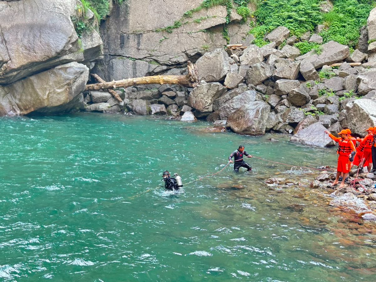 13Bnndrf's tweet photo. The 13th Battalion NDRF Rescue Team successfully retrieved the body of a drowned person after conducting extensive search operations in the Lowang Sewa River, Tehsil - Bani, Dist - Kathua, Jammu &amp; Kashmir.
@NDRFHQ 
@ndmaindia 
@official_dgar 
@ANI https://t.co/m1zasU1cry