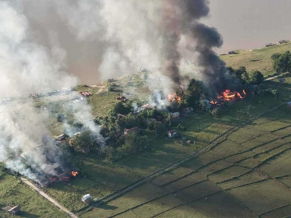 zawmoethant71's tweet photo. The military council troops conducted a series of airstrikes using #Gyrocopters, #Mi_35 & jet fighters in #ChaungU, #Wetlet Twps, #Sagaing Div & #Mattara Twsp, #Mandalay Div, 2 civilian casualties & damage to homes,according to local.
https://t.co/KIEDedfW5z
#2026Jun28Coup https://t.co/ABs5OwNlaC