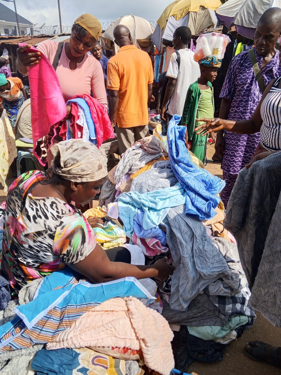 GbolahanOlanyi0's tweet photo. Abeg, if you dey go church today, kindly remember me for your prayers. 

Life hard for this side o. 💔🙏🏽 I'm currently in the market with my mum, hustling because we get a debt payment of ₦1.3 million to make tomorrow. So far, we've only been able to raise ₦500k, and we're still looking for the remaining ₦800k. 

God abeg, make way for us. 🙏🏽😭💔

Please, if you can support us with any amount, we'll be deeply grateful. We're currently struggling with a heavy debt, and every contribution will go a long way. God bless you abundantly. 🙏🏽❤️

Account Name: OLANIYI GBOLAHAN
UBA: 2088772282
Opay: 9060297067
