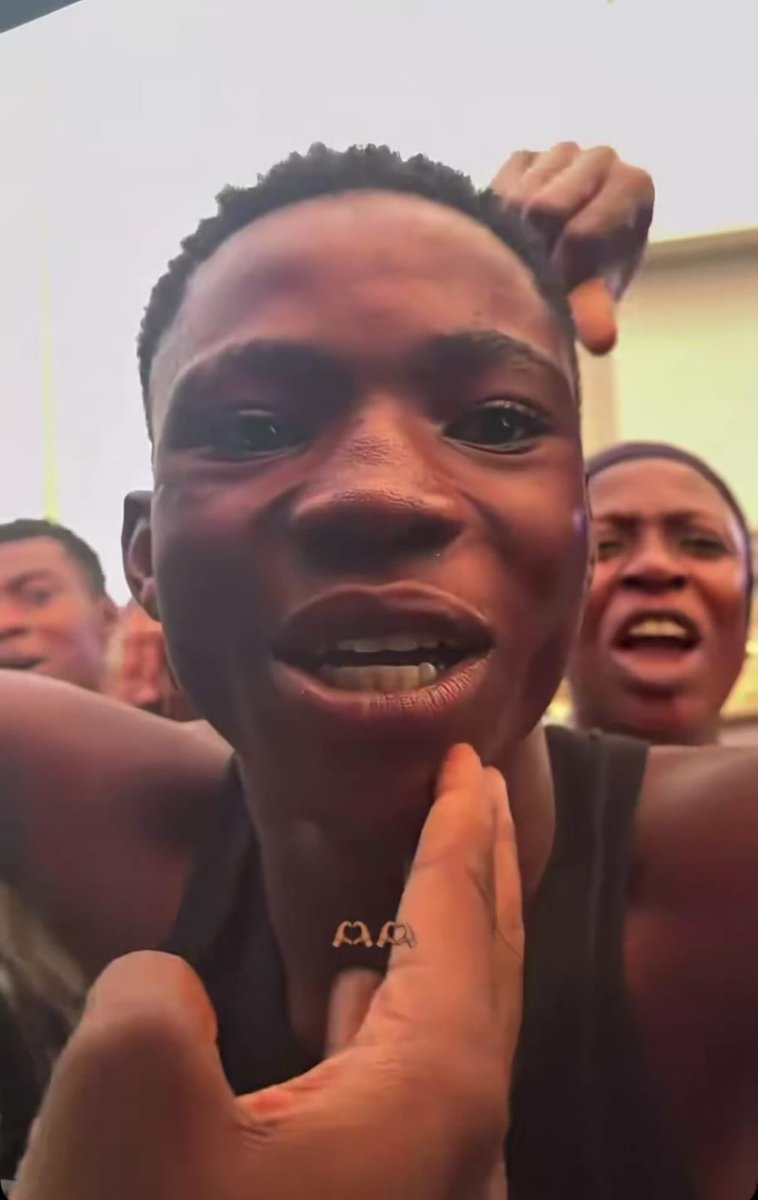 GuyMr10's tweet photo. The street guy that gave Sophia Egbeuje ₦1k last time just got ₦500k from her, she was asking his friends “where is ibrahim” &amp; even allowed him kissed her hand 😂❤️ https://t.co/nttBokBo0X