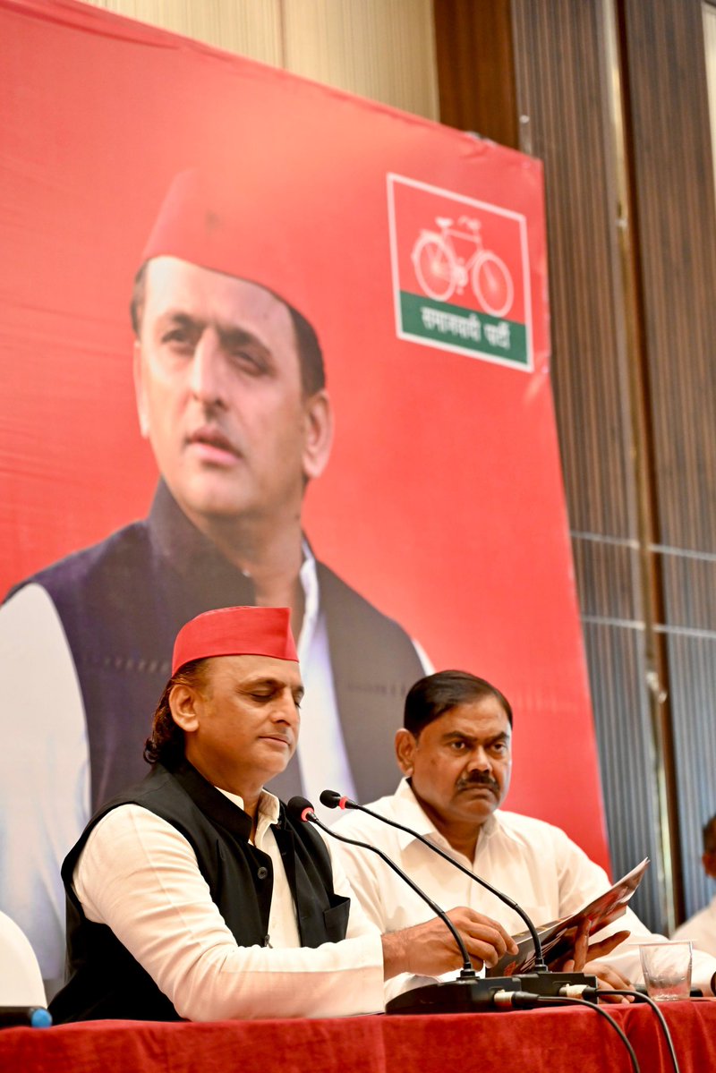 yadavakhilesh's tweet photo. आज प्रयागराज में ‘भाजपा सरकार में पेपर लीक’ विषय पर प्रेस वार्ता :

- जब तक भाजपाई करते रहेंगे सांसद-विधायक की ख़रीद, तब तक होता रहेगा पेपर लीक।

- भाजपा के शब्दकोश में न ‘धर्म’ है, न ‘शर्म’ है।

- सब पर चोरी का झूठा इल्ज़ाम लगानेवालों की ‘सच्ची चोरी’ भगवान ने खोल दी।

- भाजपा के लिए NATION FIRST नहीं; DONATION FIRST है।

- चोर-चोर सौतेले भाई, जिन्होंने चुराई राम की पाई

- अब जनता भाजपाइयों को देखकर कह रही है:
         देखो जा रहा वो भाजपाई
          जिसने खाई राम की पाई

- अब भाजपा को न चंदा मिलेगा, न दान, न वोट। 

- कोई भी सच्चा सनातनी भाजपा के टिकट पर नहीं लड़ेगा क्योंकि न तो कोई हारने के लिए लड़ना चाहता है, न जनता के आक्रोश का शिकार होने के लिए।

- चढ़ावा-चंदा चोरी के तार कर्नाटक से जुड़े हैं। कर्नाटक में बैठे जो संगी-साथी ठेके पर चुनावी प्रचारक और नक़ली वोटर भेजते थे, उनका भंडाफोड़ हो गया है, अब यूपी में न वो घुस पायेंगे न उनके लोग। अयोध्या ही नहीं पूरे उप्र में आक्रोशित जनता उनके इंतज़ार में बैठी है। 

- अब यूपी में महाराष्ट्र और कर्नाटकवाले संगी-साथियों का काला-राज नहीं चलेगा। जनता उनसे चोरी किये ‘चढ़ावे-चंदे-दान’ का हिसाब माँगेगी।