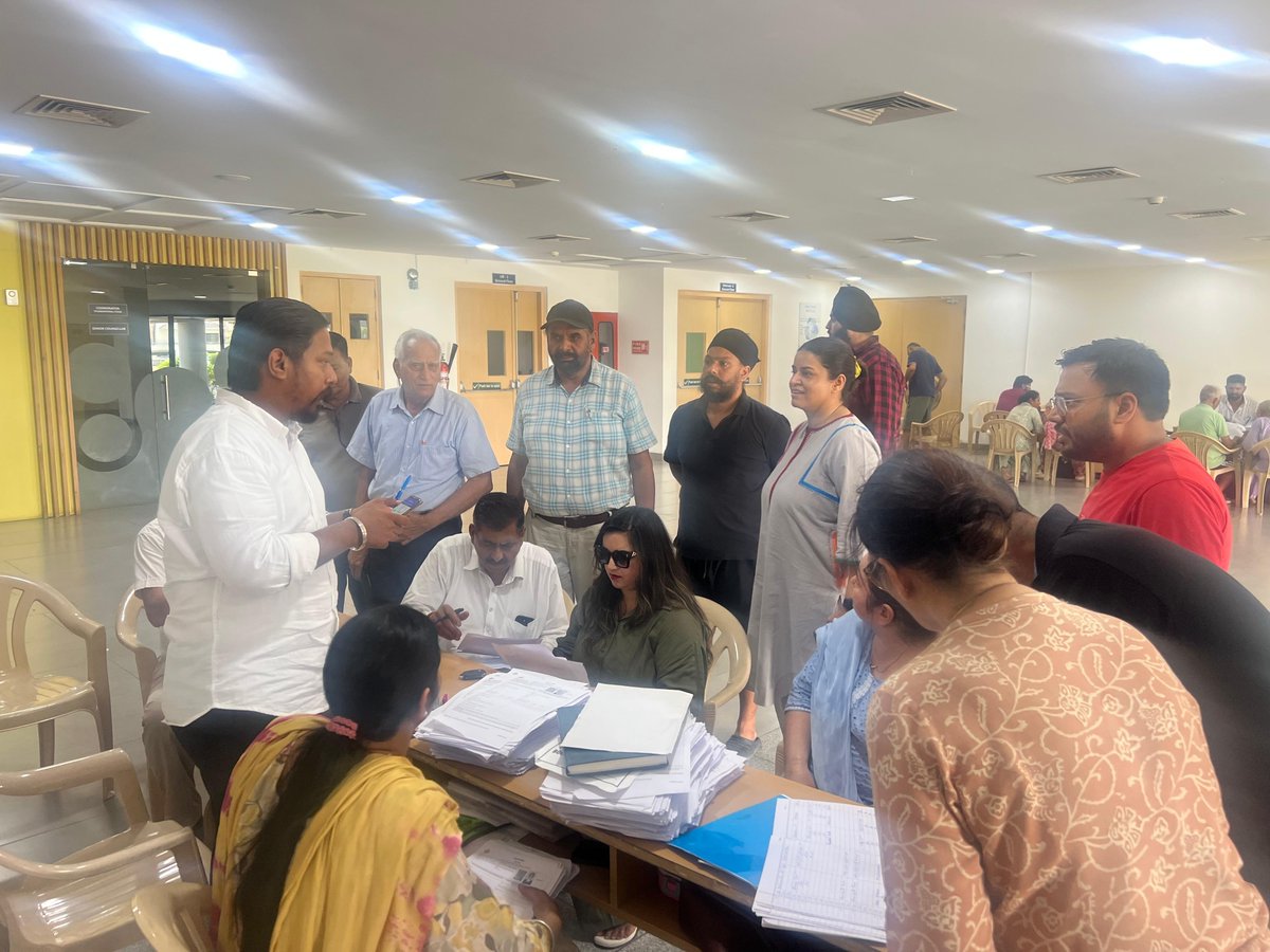 dcmohali's tweet photo. ADC (G) Geetika Singh visited polling booths Nos. 242, 255 in Sector 70, booth no. 133, 232, 233, 234, 235 in Mataur &amp; polling booths in Sectors 78 and 79 of SAS Nagar to review the ongoing #SIR2026 exercise.
#ECI #ElectionCommission #ElectoralRoll #SASNagar #EveryVoterMatters https://t.co/KduWWtr6iP