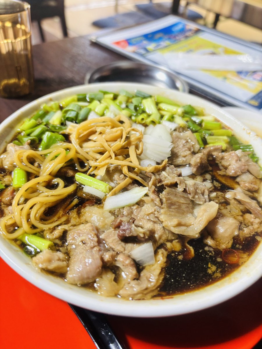 manmo0620's tweet photo. 朝早起きして、ラーツーからのフォトツー🏍️💨💨💨

年間約80日間しか営業していないラーメン屋にオープンアタック‼️
ニボ牛中華そばを注文。牛すじが柔らかくスープは真っ黒いが醤油辛く無くて甘味とコクのあるスープでした🍜

#ラーツー
#CB1000F
#イチョウ並木 https://t.co/jgNOmbJ2aS