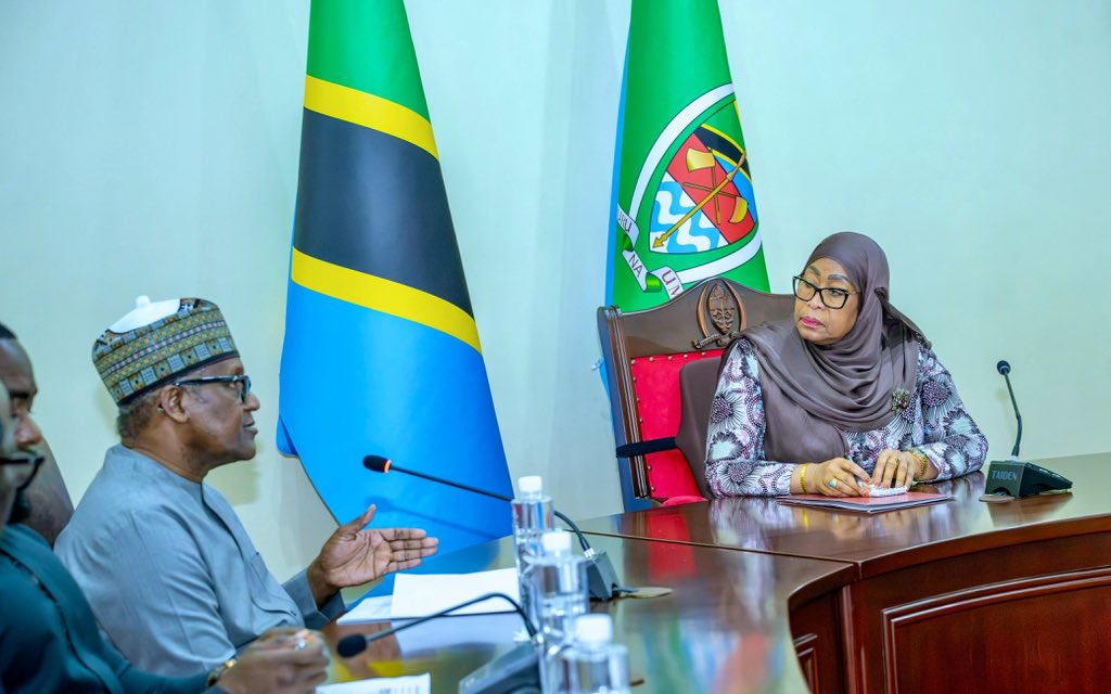 Eng_jubrin's tweet photo. Rais wa Jamhuri ya Muungano wa Tanzania Dkt. Samia Suluhu Hassan akutana na kufanya mazungumzo na Mfanyabiashara kutoka nchini Nigeria ambaye pia ni Mwanzilishi na Mmiliki wa Dangote Group,Alhaji Aliko Dangote pamoja na Ujumbe wake, Ikulu Jijini Dar es Salaam,tarehe 28 Juni, 2026 https://t.co/5R0X65X0VG