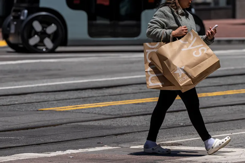 L2LFinancial's tweet photo. Rising energy prices from geopolitical tensions could weaken consumer spending. Inflation pressures are easing, but consumer spending may slow as savings shrink and wages stagnate. https://t.co/jl6MIaL4cJ https://t.co/gEwoN7D690