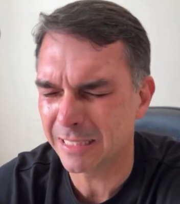 JFreiress_'s tweet photo. Eita! O Neymar pulou fora do barco do Flávio Bolsonaro também. Segundo o jornalista Lauro Jardim, o jogador não deu autorização para que Flávio publicasse em suas redes um vídeo feito por inteligência artificial. O vídeo simulava um resgate de Neymar, transportando ele em um avião até o estádio.

💬"Oficialmente, Neymar não autorizou vídeo de IA publicado por Flávio após fala de Lula sobre home office".