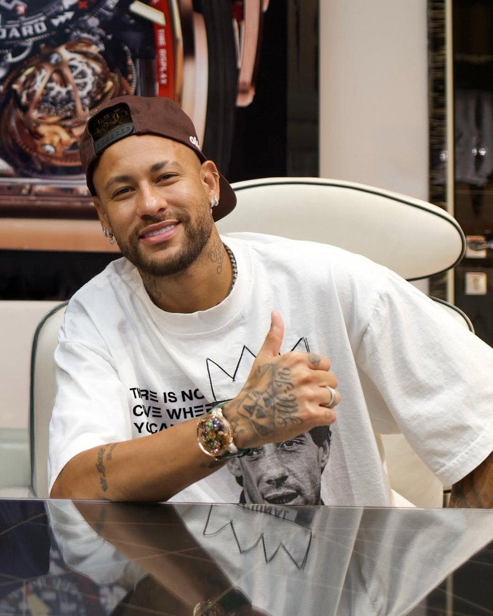 JFreiress_'s tweet photo. Eita! O Neymar pulou fora do barco do Flávio Bolsonaro também. Segundo o jornalista Lauro Jardim, o jogador não deu autorização para que Flávio publicasse em suas redes um vídeo feito por inteligência artificial. O vídeo simulava um resgate de Neymar, transportando ele em um avião até o estádio.

💬"Oficialmente, Neymar não autorizou vídeo de IA publicado por Flávio após fala de Lula sobre home office".