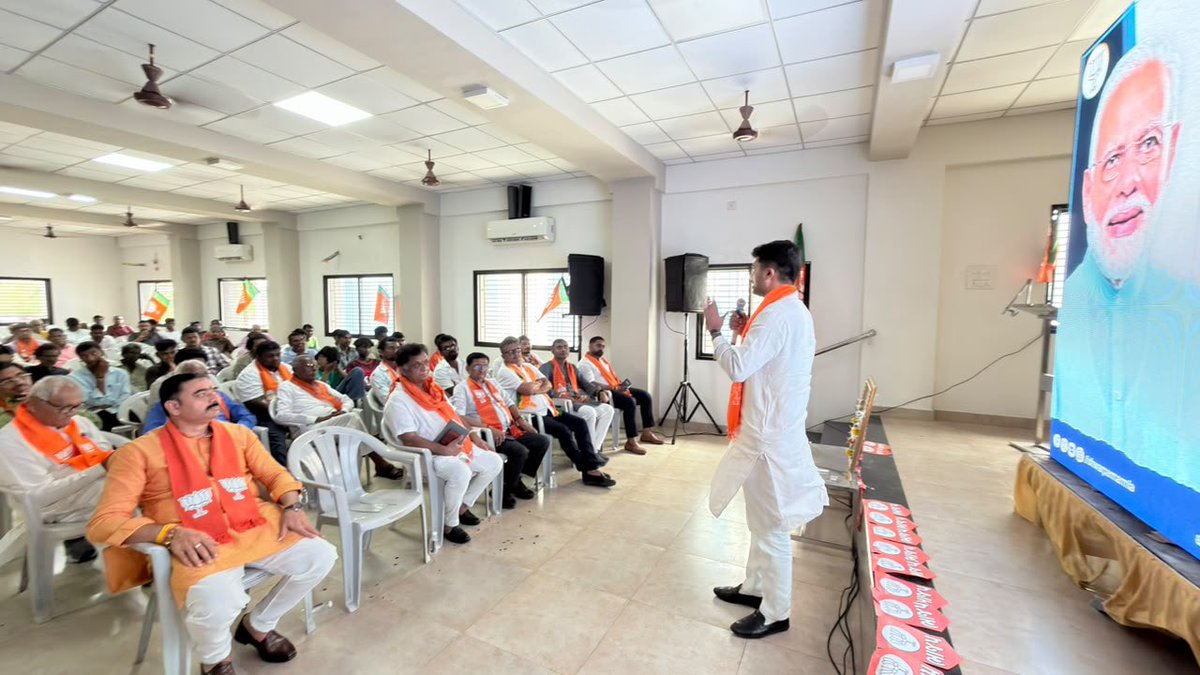 DrPrashantkorat's tweet photo. આજરોજ સુરત જિલ્લાના બારડોલી તાલુકાના બાબલા ગામે દેશના યશસ્વી વડાપ્રધાન શ્રી નરેન્દ્રભાઈ મોદી સાહેબનો મન કી બાત કાર્યક્રમ નિહાળ્યો અને વિવિધ રાષ્ટ્રહિતના વિષયો પર તેમનું પ્રેરક માર્ગદર્શન મેળવ્યું.

આદરણીય વડાપ્રધાનશ્રીએ પોતાના સંબોધનમાં રજૂ કરેલા દેશના ઉત્થાન અને જનભાગીદારીના પ્રગતિશીલ વિચારો આપણને સૌને રાષ્ટ્ર સેવા અને સંગઠનને પાયાના સ્તર સુધી વધુ મજબૂત કરવાની અવિરત ઉર્જા પૂરી પાડે છે.

આ તકે પ્રદેશ ઉપાધ્યક્ષ શ્રી ગૌતમભાઈ ગેડીયા, સુરત જિલ્લા ભાજપાના મહામંત્રીશ્રી જગદીશભાઈ પારેખ, અંકુરભાઈ દેસાઈ, પ્રશિક્ષણ વર્ગ દક્ષિણ ઝોનના ઇન્ચાર્જ શ્રી રાજેશભાઈ દેસાઈ, બારડોલી તાલુકા ભાજપાના પ્રમુખશ્રી, મહામંત્રીશ્રીઓ તેમજ મોટી સંખ્યામાં પક્ષના હોદ્દેદારો અને કાર્યકર્તા ભાઈ-બહેનો સહભાગી થયા હતા.