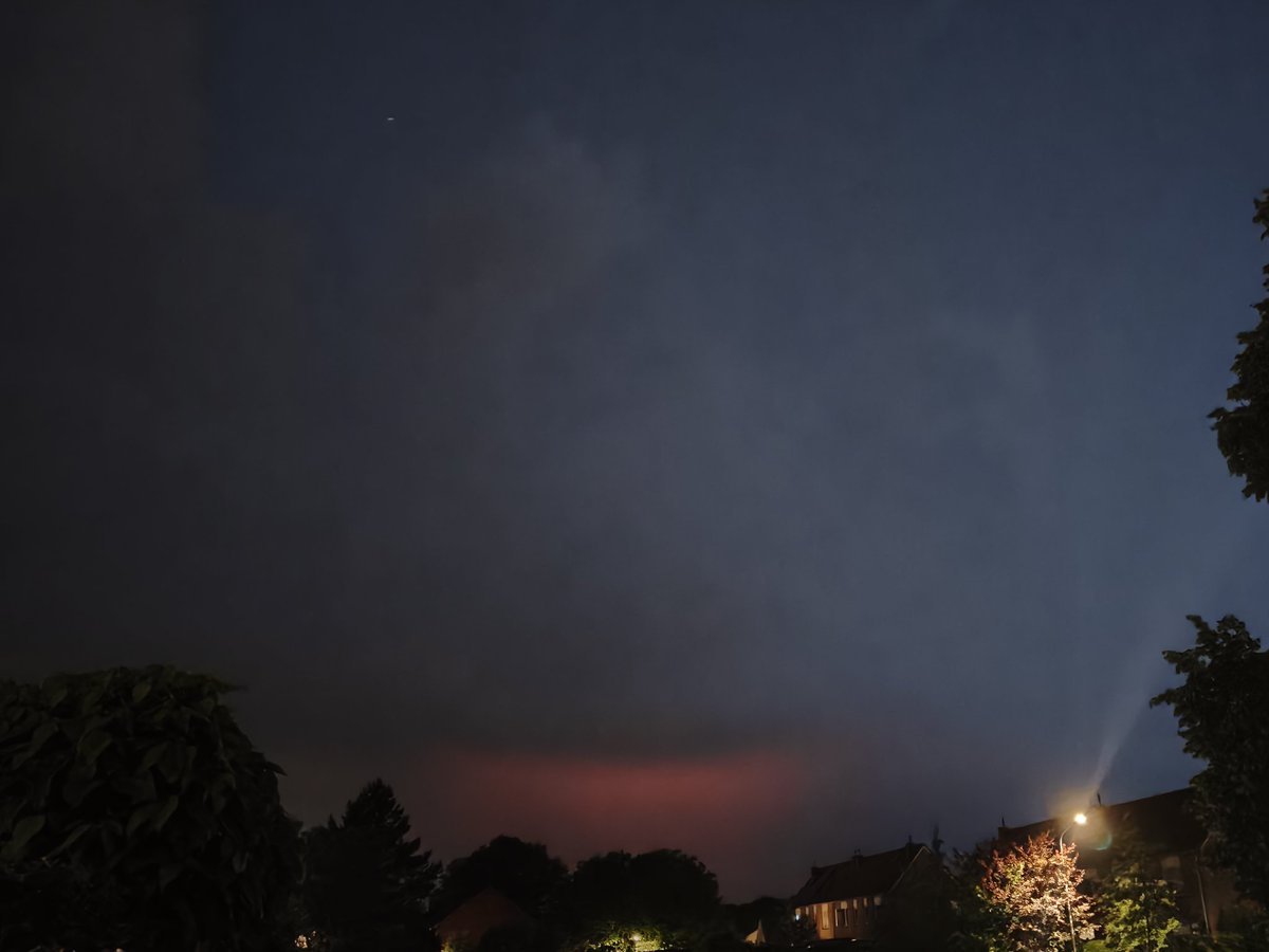 jamie_experion's tweet photo. @helgavanleur Vraagje... Tijdens het onweer leek de lucht rood. Hoe kan dit? Foto is van 2 uur vanachts https://t.co/ap5C2RI1Pg