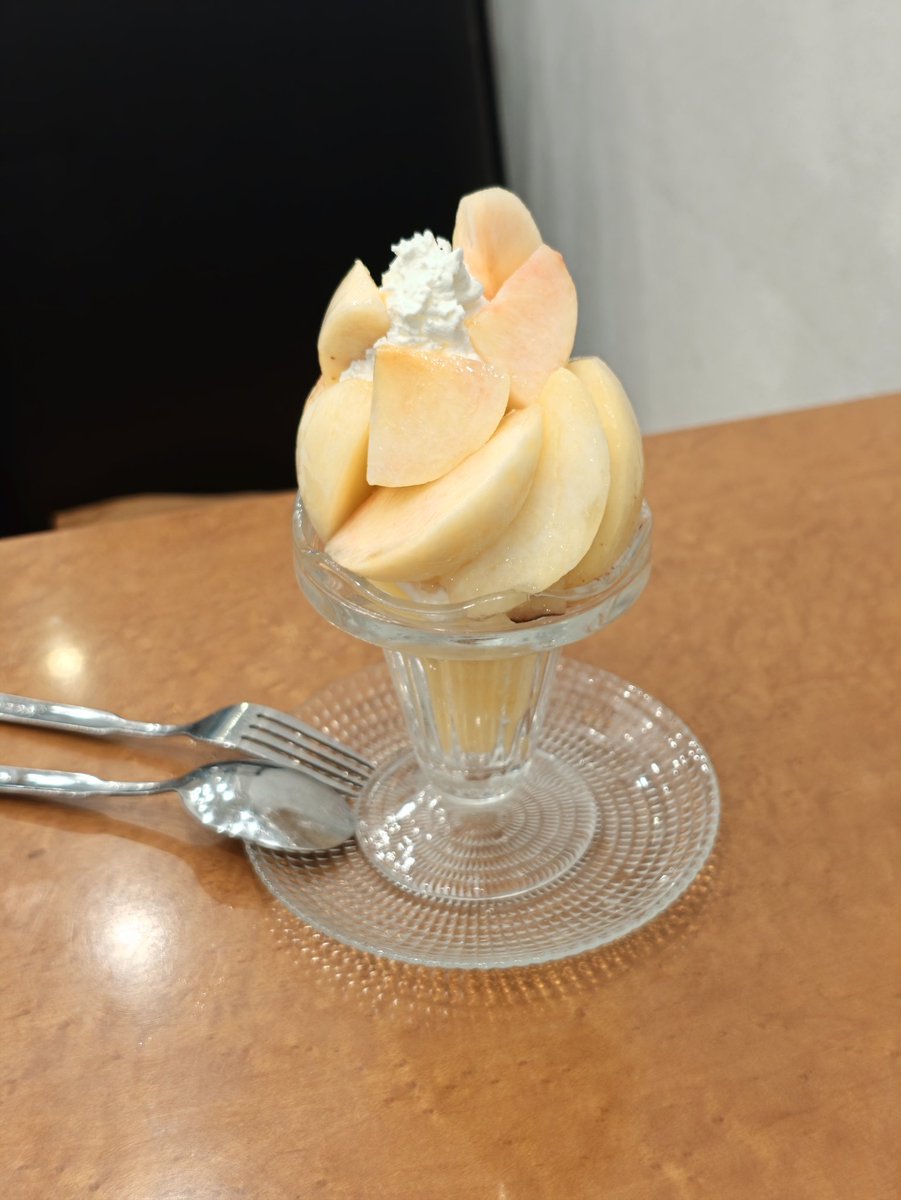 mocimoci_yukimi's tweet photo. 東京でスタートしている、シンプルに桃を楽しめるパフェまとめ。
1枚目から
🍑野方coffeechrome🍑
野方のカフェ。AM8時から営業。桃は品種をリレーして同じ意匠で提供されます。
🍑大井町bergamot🍑
大井町のフルーツカフェ。露地物の桃パフェがスタート！
🍑果実園リーベル麻布十番🍑
麻布十番店でも桃パフェがスタートしてます。朝１０時からと比較的早い時間から提供。
