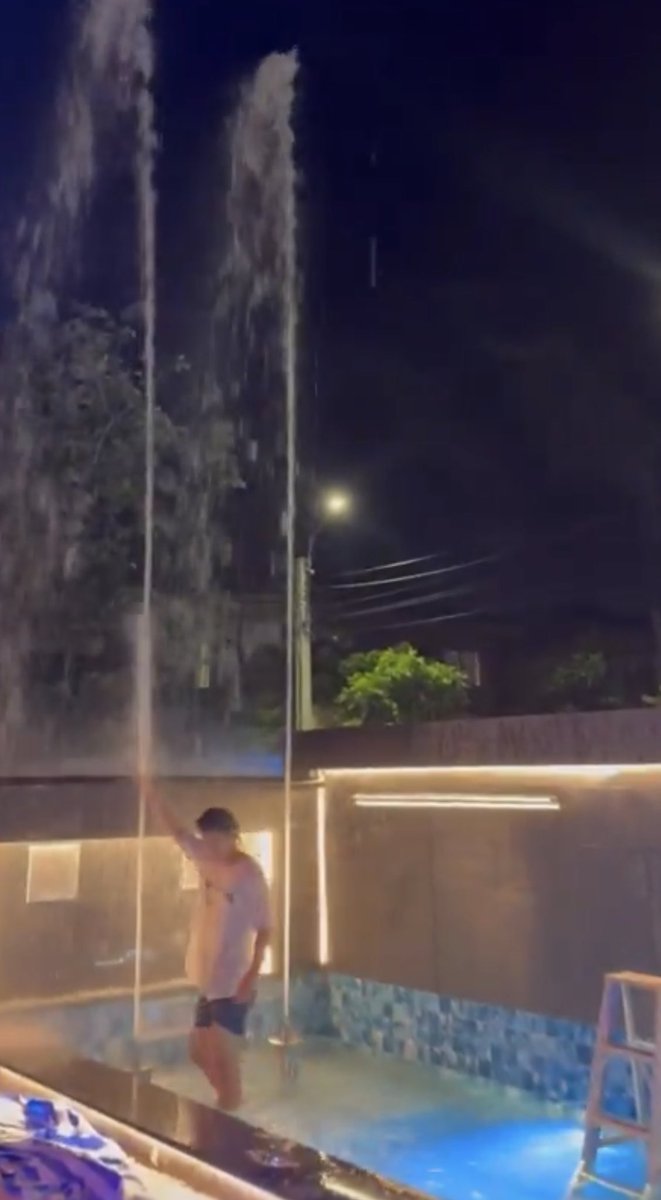 orshineyou's tweet photo. Rumah kamu pasti aesthetic ya dek, besok2 coba deh main ke rumah kakak biar merasakan gemerlap nya lampu disko dan air mancur 8 meter itu.. 

#Ingasavanund #ohmpawat https://t.co/YIuOvvIo6T