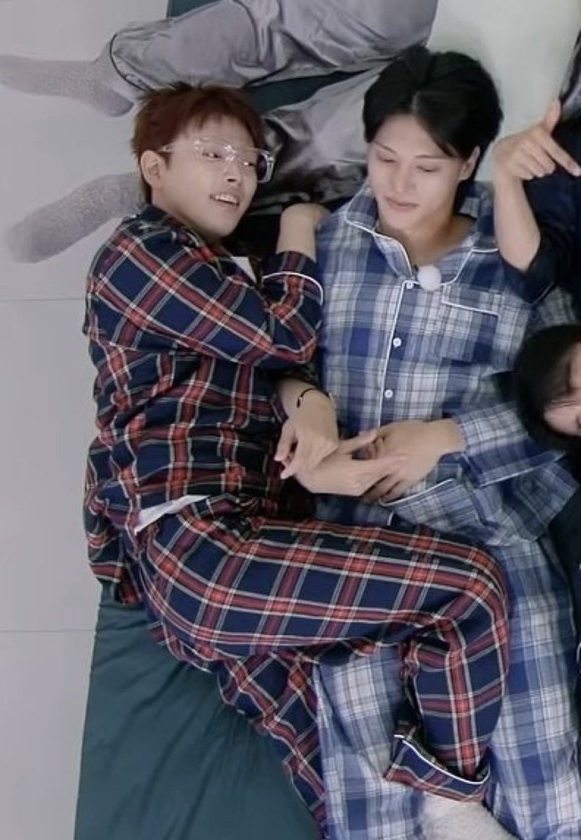 AM2THL1U's tweet photo. so hongjoong is really the big spoon https://t.co/ZIFyEqjwbg